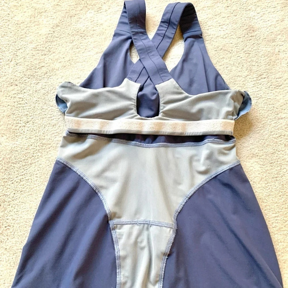 LULULEMON Deep V Tank top with back pocket size 6 - Picture 10 of 15